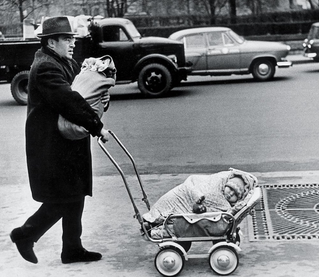 64 ГЕНИАЛЬНЫХ ФОТОГРАФИИ СОВЕТСКОЙ ЭПОХИ «Плевать мне на Мальтуса», 1960 год. Фото: Виктор Ахломов