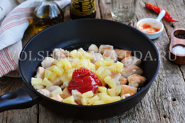 курица с ананасами китайская кухня. original. курица с ананасами китайская кухня фото. курица с ананасами китайская кухня-original. картинка курица с ананасами китайская кухня. картинка original. Китайская кухня – это симбиоз вековых традиций, символов гармонии и природной энергии. В древности статус поваров приравнивался к государственным чиновникам, а некоторые кулинарные мастера достигали невиданных политических высот, только благодаря своему таланту невероятно вкусно готовить. Самые известные блюда Поднебесной – утка по-пекински, жареный рис, столетнее яйцо, черепаховый суп и, конечно же, курица по китайски в кисло сладком соусе. Более 5 тысяч лет такая пища была доступна только императорам. Существовал даже государственный закон, определяющий, кто имел право пробовать определенные сорта мяса. В случае нарушения, виновник карался жестоко – смертная казнь.