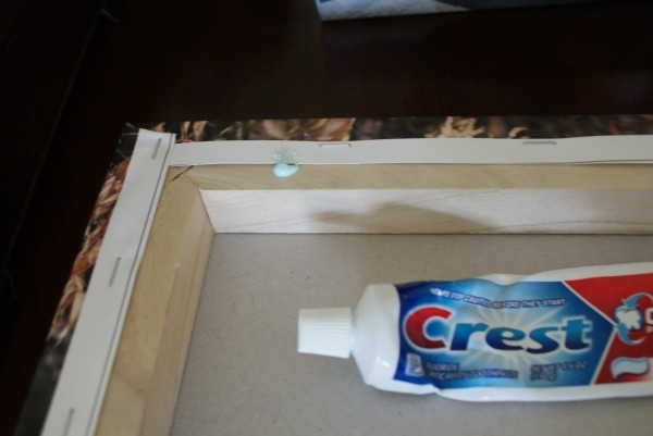 Используйте зубную пасту, чтобы идеально повесить картину.