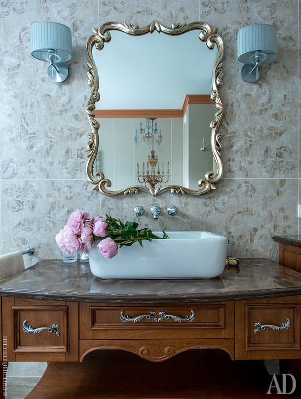 Ванная комната. Плитка, Arianna Ceramica Italiana; смеситель, Axor Montreux; раковина, Villeroy & Bosch; унитаз и биде, Laufen. Тумба изготовлена по эскизам дизайнеров в столярной мастерской Wood-digital. Зеркало “Мюррей”, “Американские интерьеры”. Бра, IDL. Ванная комната. Плитка, Arianna Ceramica Italiana; смеситель, Axor Montreux; раковина, Villeroy & Bosch; унитаз и биде, Laufen. Тумба изготовлена по эскизам дизайнеров в столярной мастерской Wood-digital. Зеркало “Мюррей”, “Американские интерьеры”. Бра, IDL.