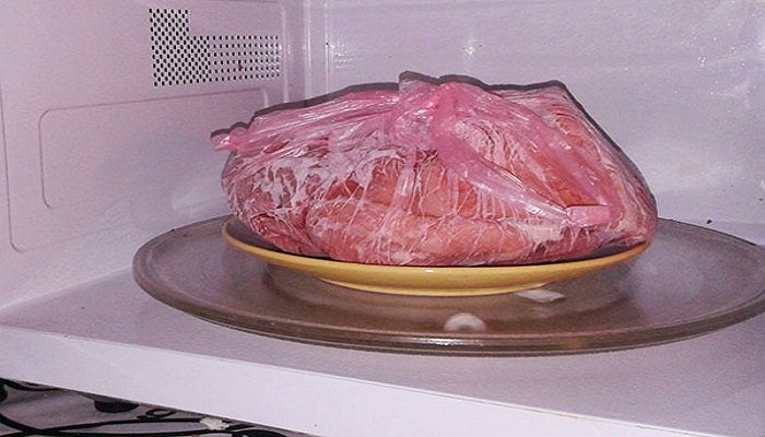 Почему нельзя размораживать мясо в микроволновке. / Фото: zhiteiskiesovety.ru Почему нельзя размораживать мясо в микроволновке. / Фото: zhiteiskiesovety.ru