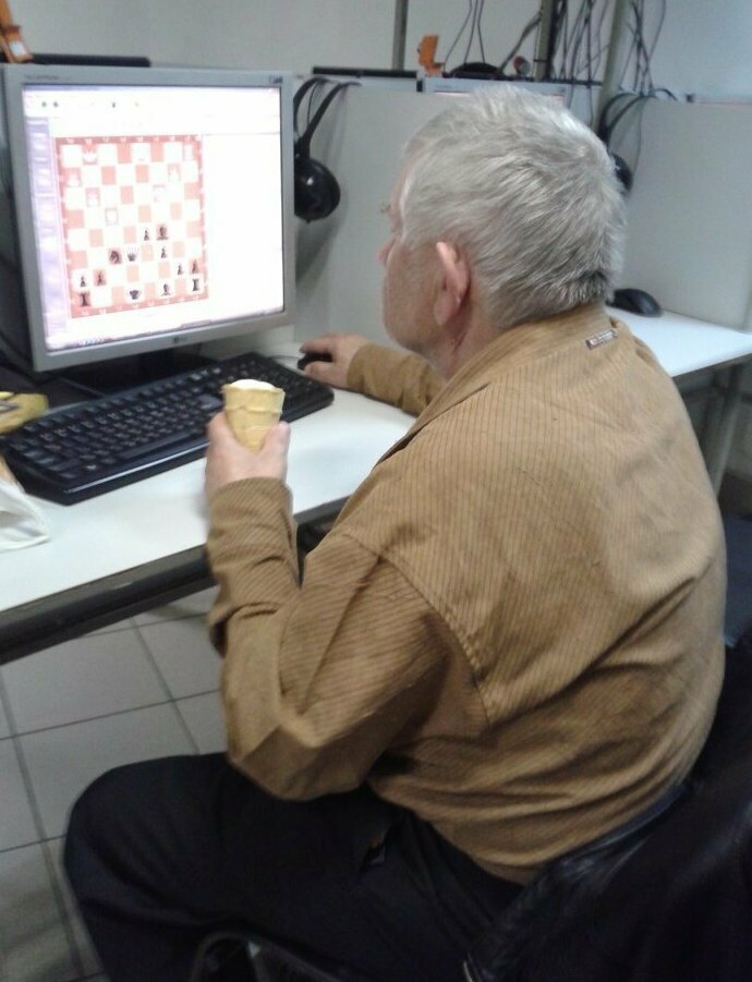 А как вы проводите свободное время? А как вы проводите свободное время? бабушки, дедушки, пенсионеры, пенсия, прикол, старики, старость