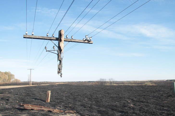 Из-за пожара стол сгорел, но его верхняя часть продолжает висеть на проводах без фотошопа, в мире, кадр, красота, удивительно, фото