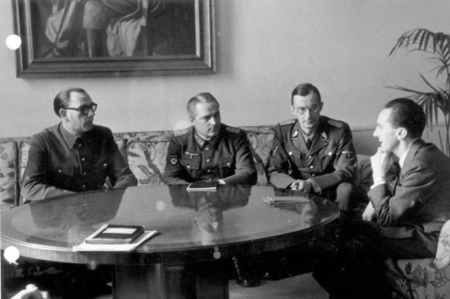 Генералы Власов и Жиленков на встрече у Геббельса, февраль 1945 год.