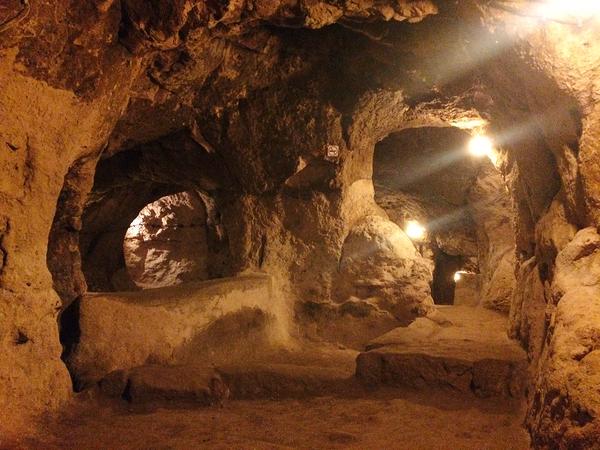 Ремонтируя дом, хозяин обнаружил, что за стеной в подвале раньше жили 20,000 человек!