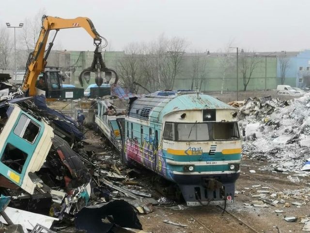 Старый дизель-поезд отправился в последний путь Старый дизель-поезд отправился в последний путь