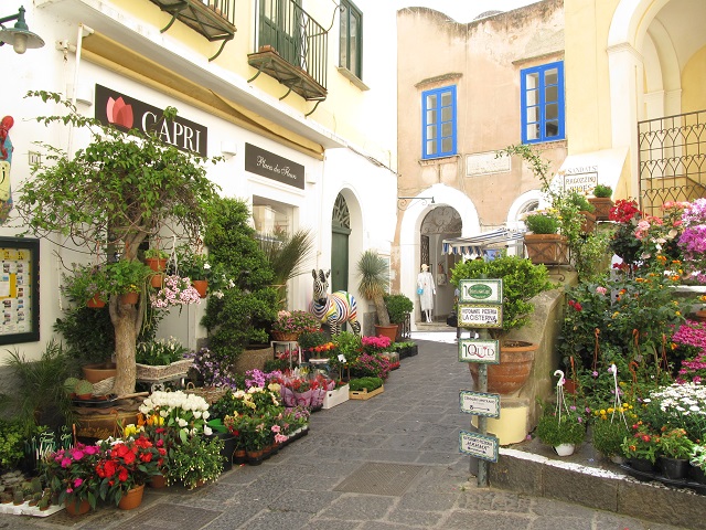 Улица в цветах на острове Капри