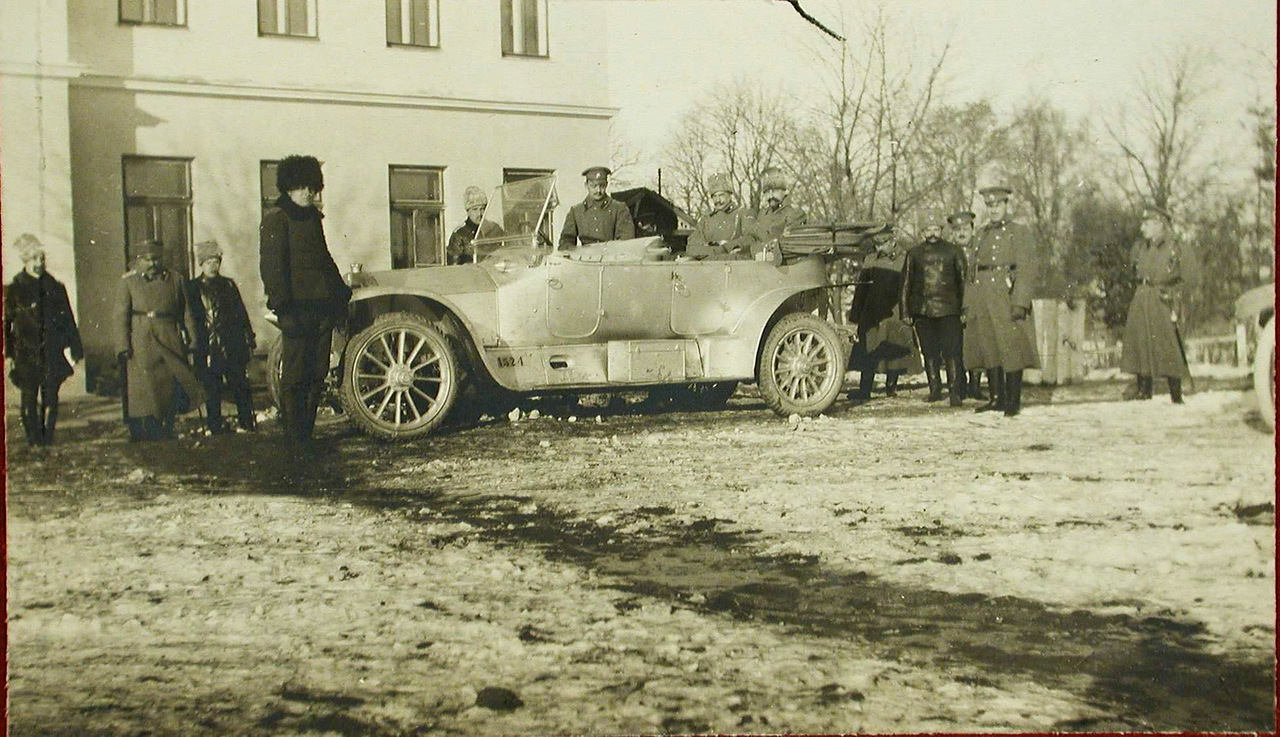 05. Великий князь Александр Михайлович и сопровождающие его лица в автомобиле во время посещения роты