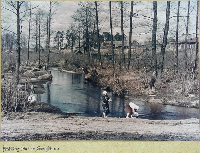 Советские крестьянки стирают белье в реке. Весна 1943 года. Калужская область. Советские крестьянки стирают белье в реке. Весна 1943 года. Калужская область.