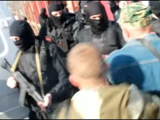 В Биробиджане произошли столкновения рабочих с бойцами Росгвардии В Биробиджане произошли столкновения рабочих с бойцами Росгвардии