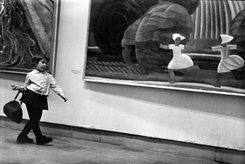 64 ГЕНИАЛЬНЫХ ФОТОГРАФИИ СОВЕТСКОЙ ЭПОХИ На выставке. Девочка с сумкой. 1960 год. Фото: Николай Токарев