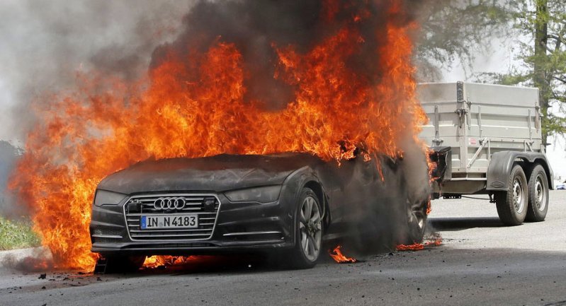 Прототип Audi A7 сгорел во время испытаний в Альпах Прототип Audi A7 сгорел во время испытаний в Альпах audi, возгорание, испытание, пожар, прототип