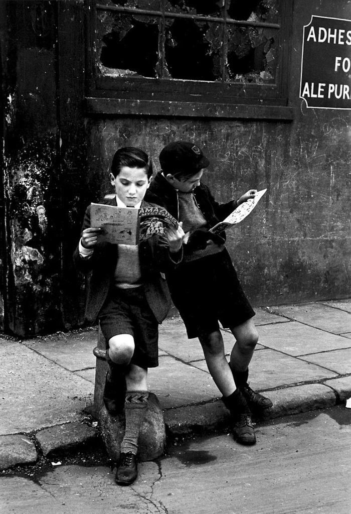 16. Мальчики смотрят комиксы, 1952 год детство, прошлое, фотография