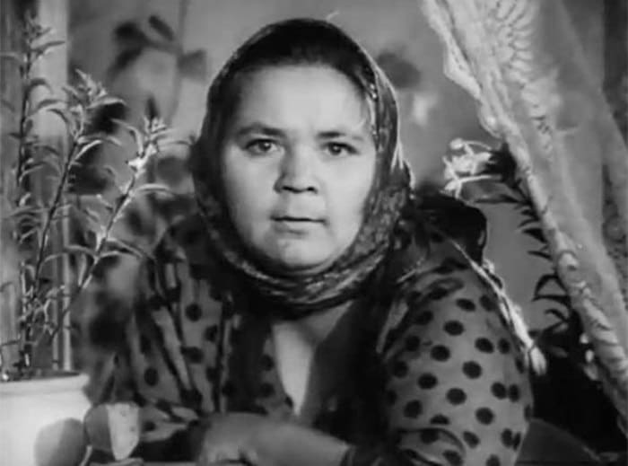 Кадр из фильма *Член правительства*, 1939 | Фото: kino-teatr.ru «ЛИЦО ВСЕХ МАТЕРЕЙ ВОЙНЫ»: ПОЧЕМУ ВАЛЕНТИНА ТЕЛЕГИНА НЕ ИГРАЛА БОЛЬШИХ РОЛЕЙ В КИНО