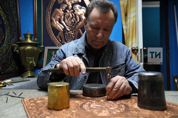 «Алтын йорт для чеканщика-самородка»: художник из Татарстана учеников, помещение для выставки и мастерской