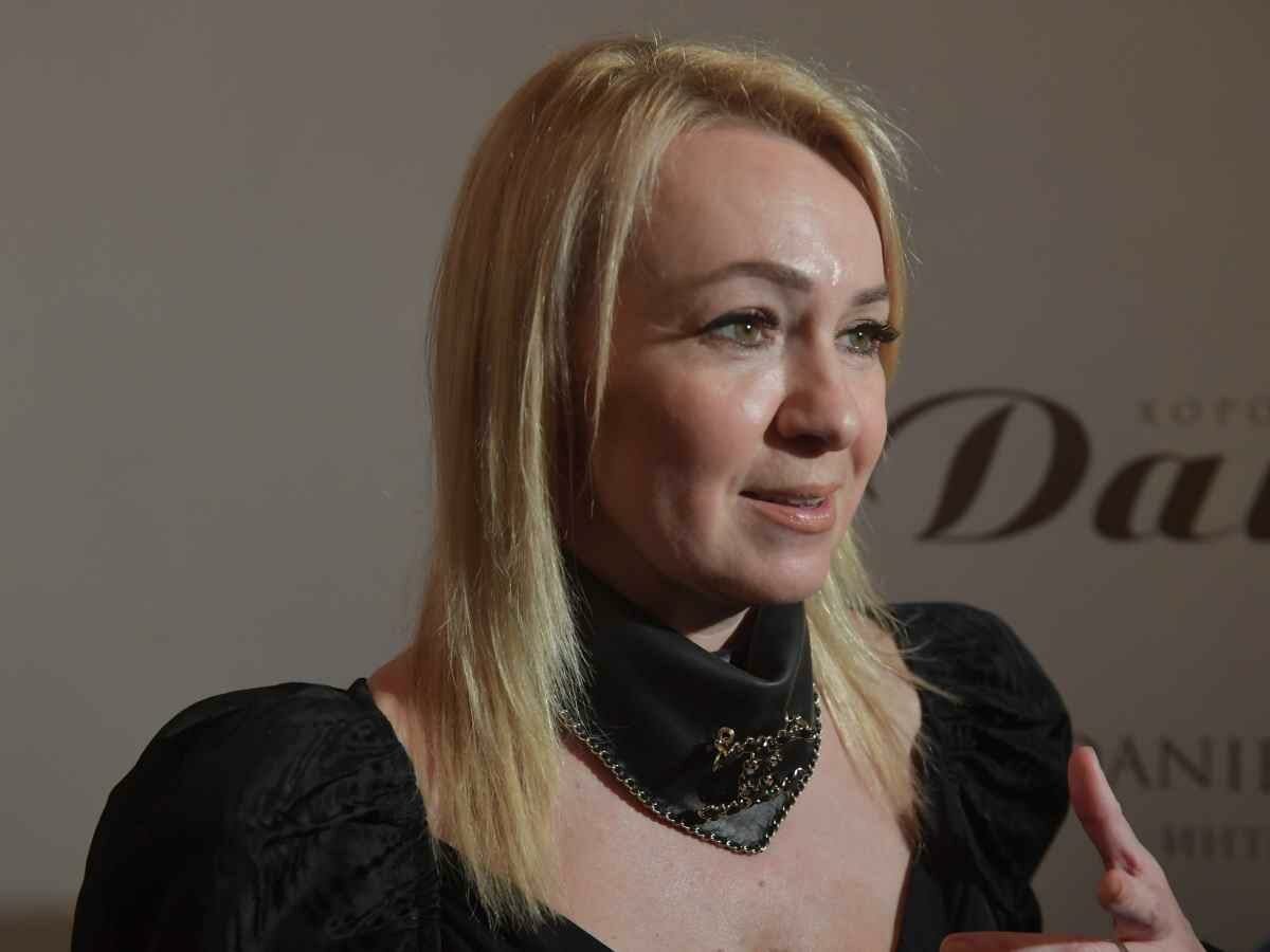 Гоните к чертовой матери из команды Президента этих работников. Они ему только палки в колеса вставляют