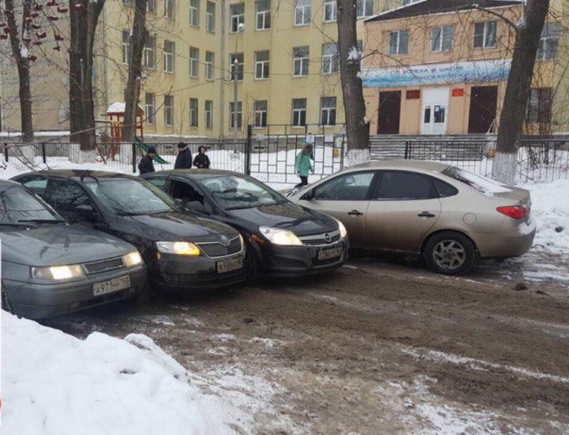 Участники курьезной аварии в Самаре покидали свои автомобили через багажник Участники курьезной аварии в Самаре покидали свои автомобили через багажник
