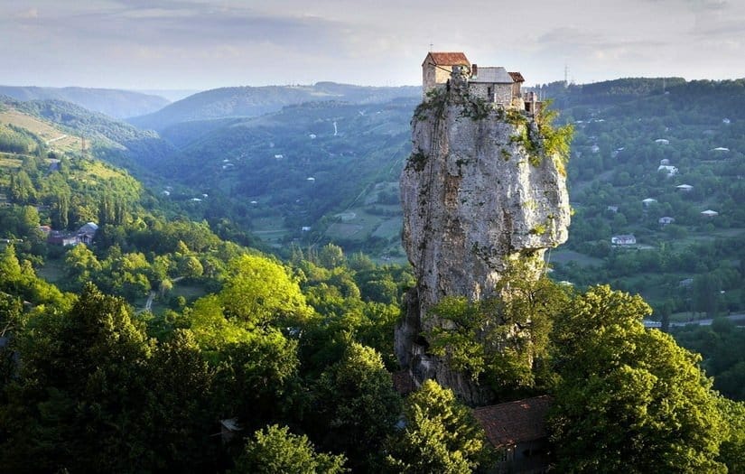 Столп Кацхи - крепость одиночества на высоте 40 метров в Грузии.