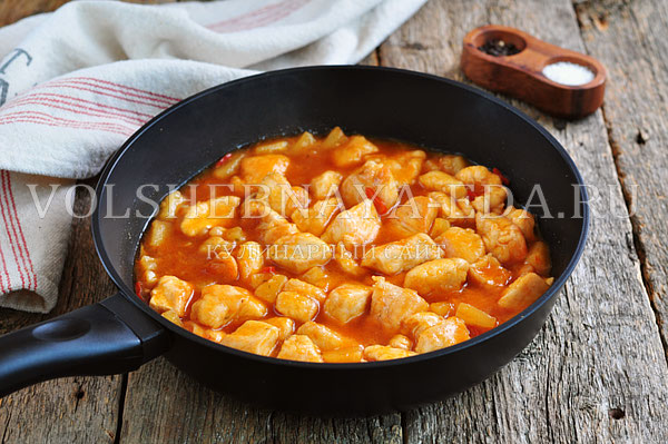 курица с ананасами китайская кухня. original. курица с ананасами китайская кухня фото. курица с ананасами китайская кухня-original. картинка курица с ананасами китайская кухня. картинка original. Китайская кухня – это симбиоз вековых традиций, символов гармонии и природной энергии. В древности статус поваров приравнивался к государственным чиновникам, а некоторые кулинарные мастера достигали невиданных политических высот, только благодаря своему таланту невероятно вкусно готовить. Самые известные блюда Поднебесной – утка по-пекински, жареный рис, столетнее яйцо, черепаховый суп и, конечно же, курица по китайски в кисло сладком соусе. Более 5 тысяч лет такая пища была доступна только императорам. Существовал даже государственный закон, определяющий, кто имел право пробовать определенные сорта мяса. В случае нарушения, виновник карался жестоко – смертная казнь.