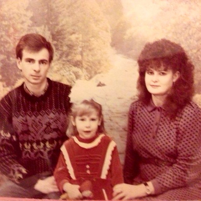 На фото: Юлия с родителями.
