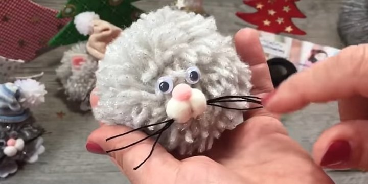 Очаровательные пушистые котята украсят вашу елочку. Просто и красиво Очаровательные пушистые котята украсят вашу елочку. Просто и красиво