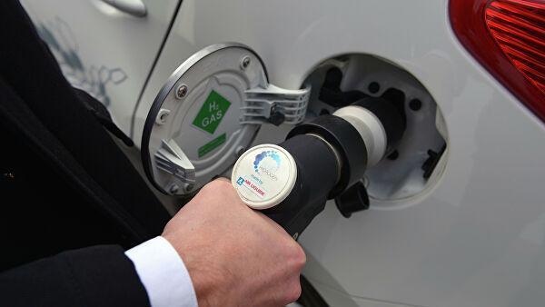 Автомобиль на водородной заправке в Париже Уникальный источник благосостояния Украины. На сколько хватит халявы от МВФ