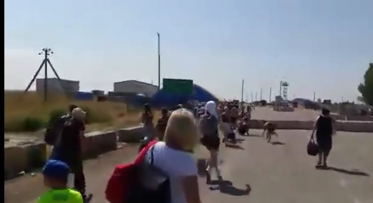 Киев «рыдает»: В Сеть попало шокирующее видео — украинцы «дерутся», чтобы попасть в Россию