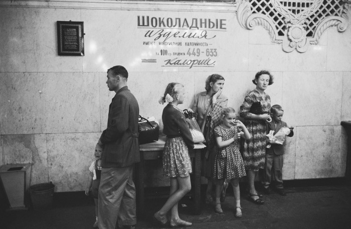 Отдел шоколадных изделий. СССР, Москва, 1961 год. Отдел шоколадных изделий. СССР, Москва, 1961 год.