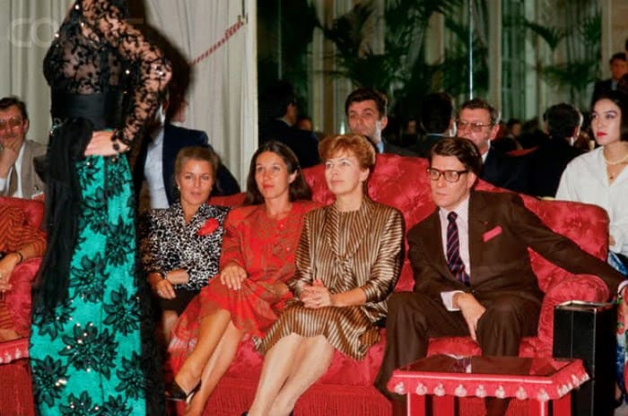 Раиса Горбачева на закрытом показе YSL (Ив Сен-Лоран), 1986 | Фото: foto-history.livejournal.com Раиса Горбачева на закрытом показе YSL (Ив Сен-Лоран), 1986 | Фото: foto-history.livejournal.com