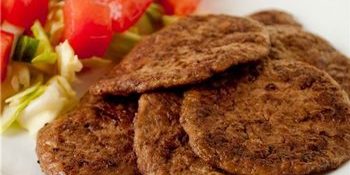Печёночные котлеты с варёными овощами Печёночные котлеты с варёными овощами
