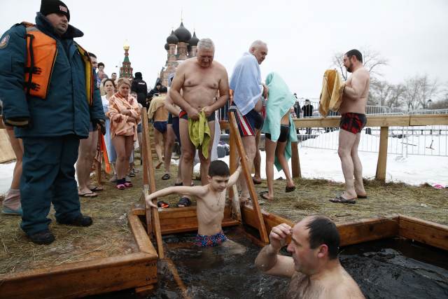 Около 460 тыс человек поучаствовали в крещенских купаниях в Москве