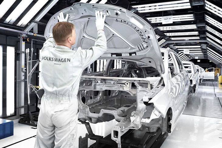 Volkswagen 10 лет завозил в Россию бензин для новых авто Volkswagen 10 лет завозил в Россию бензин для новых авто volkswagen, авто, автозавод, азс, бензин, завод, топливо