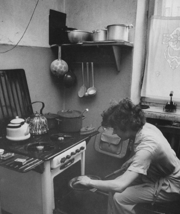 Спортсменка Галина Виноградова готовящая завтрак на кухне. СССР, Москва, 1956 год. Спортсменка Галина Виноградова готовящая завтрак на кухне. СССР, Москва, 1956 год.