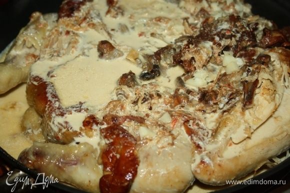 Залить курицу полученным соусом и отправить в заранее разогретую духовку до 150°С на 25 минут. Залить курицу полученным соусом и отправить в заранее разогретую духовку до 150°С на 25 минут.