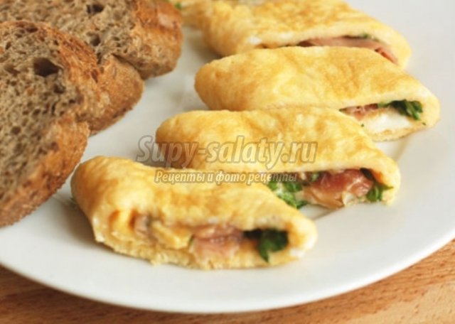 Омлетный рулет с рукколой и ветчиной