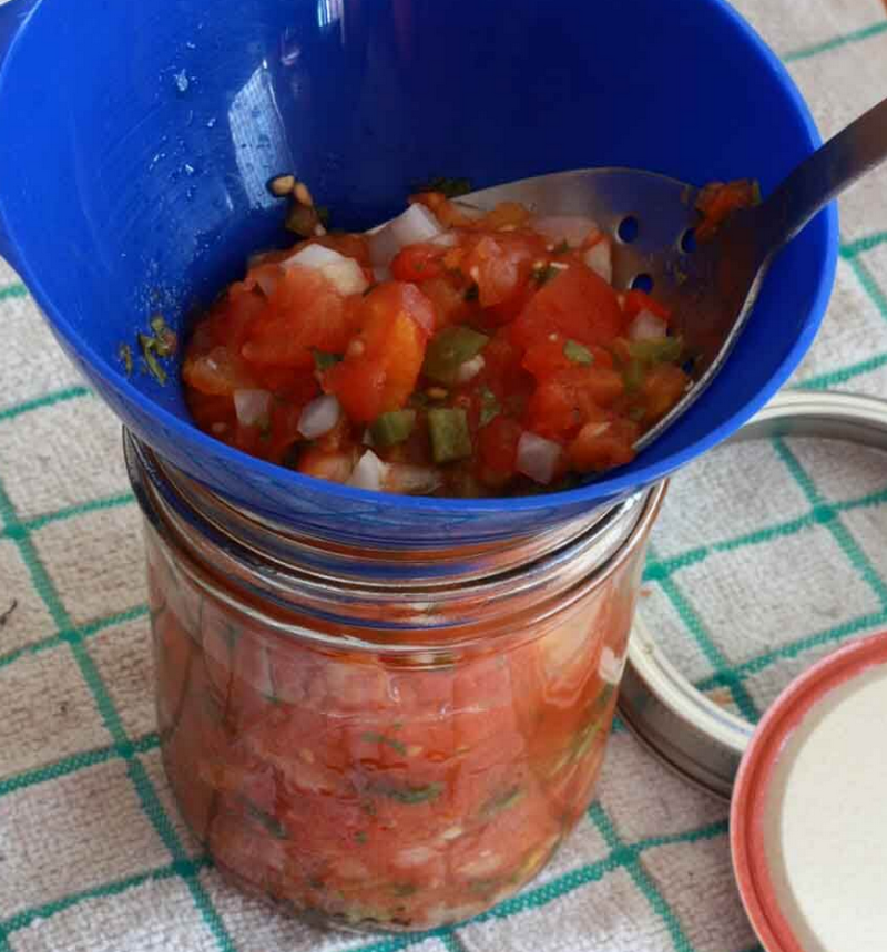 Розлив сальсы в банки.