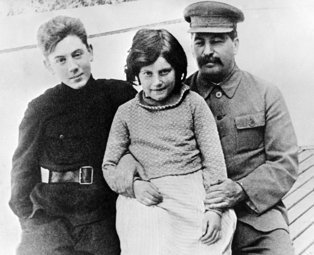 Трагедия семьи Сталина. Что стало с детьми и женами вождя Трагедия семьи Сталина. Что стало с детьми и женами вождя