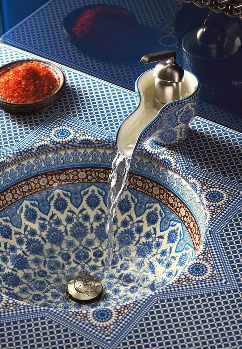 Раковина, украшенная марокканской мозаикой Раковина, украшенная марокканской мозаикой