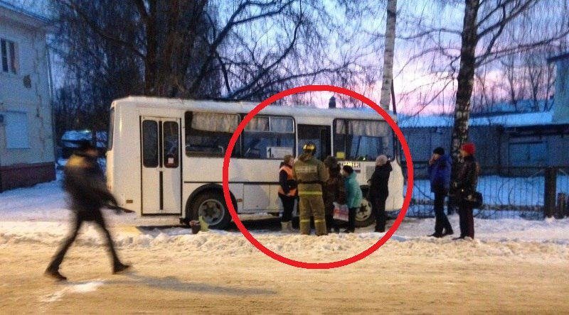 Автобус с пассажирами протаранил дерево в Ивановской области, 15 человек пострадали