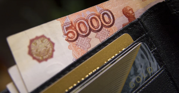 За июнь россияне забрали из банков 104 миллиарда рублей