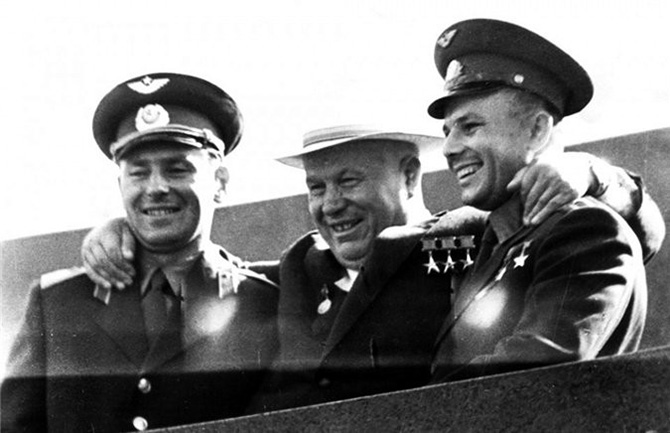 "Кедр! Я Заря-1" 12 апреля 1961 года, советский космонавт Юрий Гагарин впервые облетел земной шар "Кедр! Я Заря-1" 12 апреля 1961 года, советский космонавт Юрий Гагарин впервые облетел земной шар