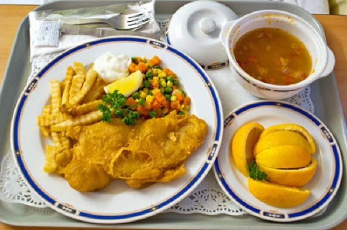 Рыба и картофель фри, овощи и суп. Рыба и картофель фри, овощи и суп.