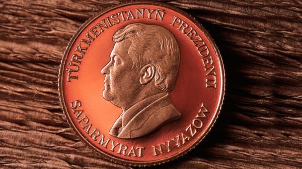 Туркменбаши: Гарантировал место в раю всем, кто трижды прочтет его труд и запретил золотые коронки