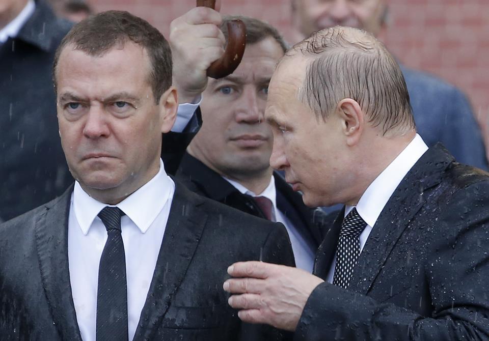 Путин и Медведев на церемонии в память о защитниках Отечества.
