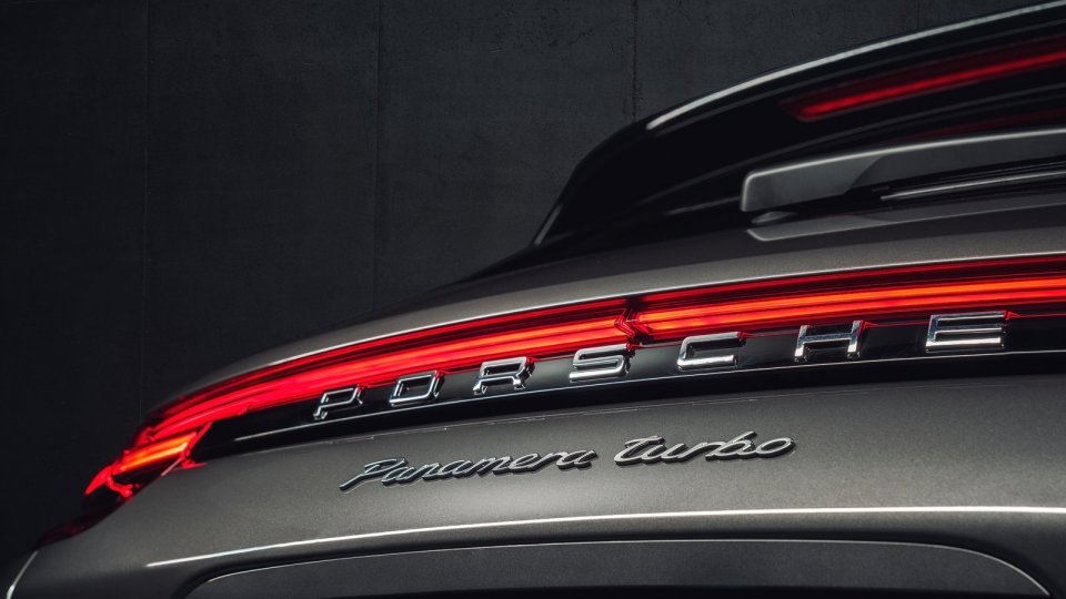 Porsche подарит сотрудникам по девять тысяч евро