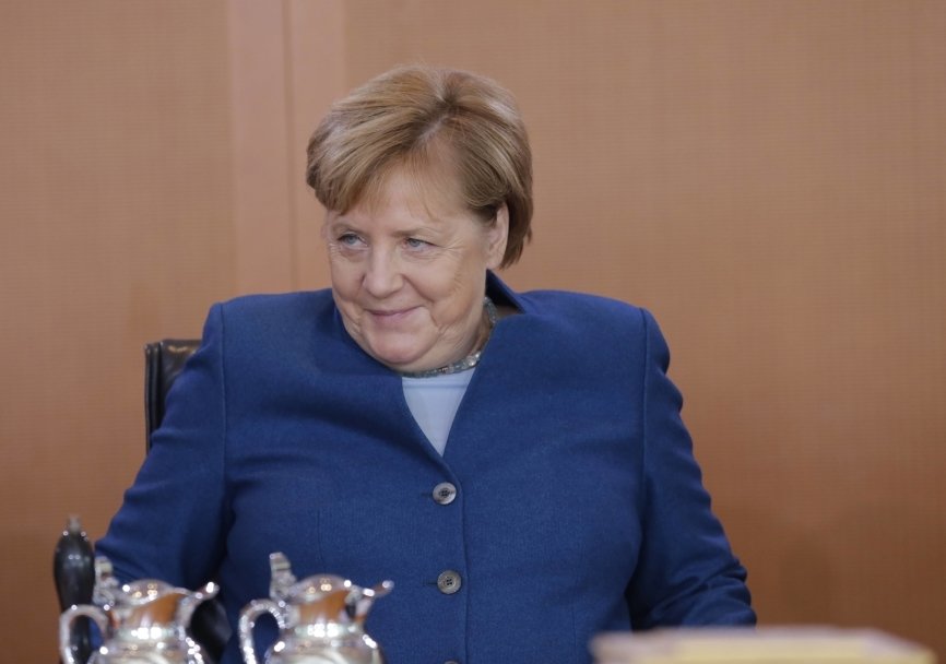 Меркель не встала со стула, слушая гимн Казахстана на встрече с Токаевым