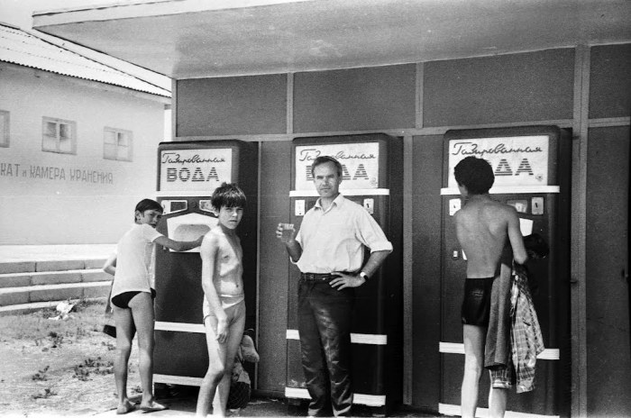 Автоматы для продажи газированных напитков. Азербайджан, Баку, 1980 годы.