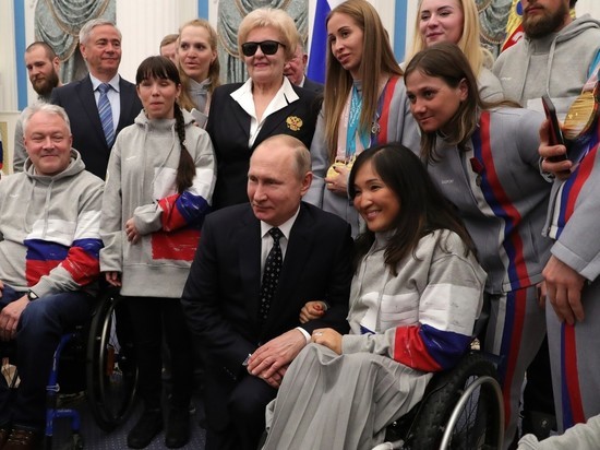 Путин вставал на колени перед паралимпийцами и обнимал незрячих спортсменов