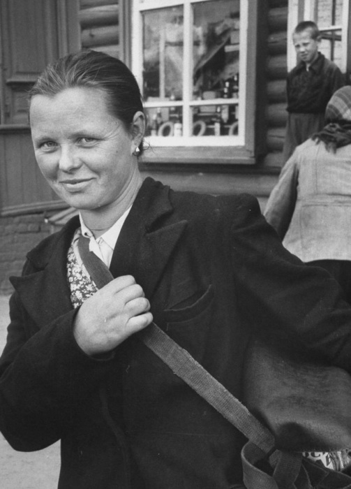 Женщина с сумкой возле магазина. СССР, Москва, 1956 год. Женщина с сумкой возле магазина. СССР, Москва, 1956 год.