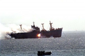 Иранский боевой катер атакует грузовое судно в Персидском заливе